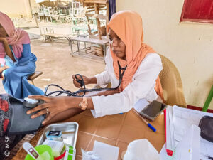 Sudan: Mehr als acht Millionen Menschen sind aufgrund des Krieges geflohen. Der größte Teil sucht im Sudan selbst Zuflucht – wie hier in einem Camp in Port Sudan. Dort bietet ein mobiles Team von ärzte ohne grenzen medizinische Hilfe an.