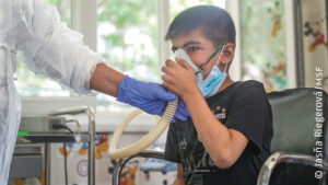 Tadschikistan: Für die TB-Diagnose im Labor ist ein Sputum (Auswurf) nötig. Diesen können Kinder wie der achtjährige Muhammad Yusuf jedoch nur schwer abhusten. Deshalb hat ärzte ohne grenzen die Sputum-Gewinnung durch Inhalation eingeführt.