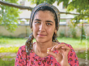 Tadschikistan: „Ich nahm TB-Medikamente, aber die Krankheit ging nicht weg“, sagt die 21-jährige Mahina, die mit einer resistenten TB-Form infiziert war. Erst als sie neue Medikamente bekam, ging es ihr besser. ärzte ohne grenzen hat sich in Tadschikistan und weltweit dafür eingesetzt, dass neue TB-Medikamente entwickelt wurden und verfügbar sind